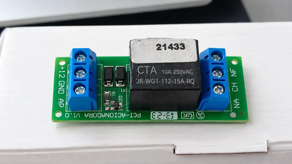 Apto para la instalación luz de garage, cerradura electromagnética o semáforo. Según el uso y tipo de mecanismo no necesita configuración, – Salidas: Bornera con contactos N/A, Común y N/C. - Accesorio